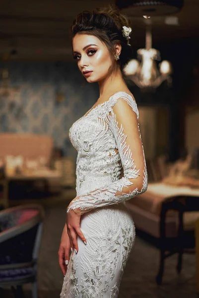 Πορτρέτο της μόδας. Πολυτελές νυφικό. Το μοντέλο είναι σε ένα λευκό φόρεμα. Η νύφη είναι ένα μακρύ φόρεμα — Φωτογραφία Αρχείου