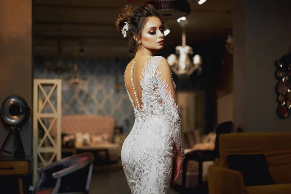 Модный портрет. Роскошное платье. Модель в белом платье. Невеста в длинном платье — стоковое фото