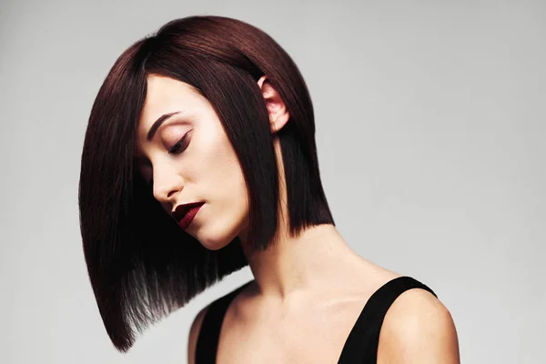 Mükemmel uzun parlak Kahverengi saç modeli. Yakın çekim Bob saç kesimi portre