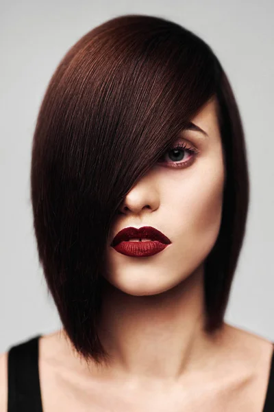 Model with perfect long glossy brown hair. Close-up Bob haircut portrait — Stock Photo, Image