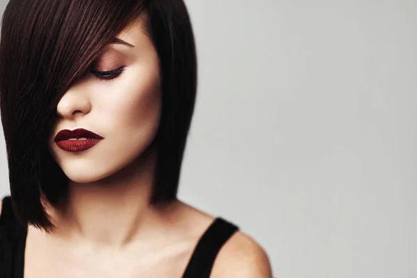 Model with perfect long glossy brown hair. Close-up Bob haircut portrait — Stock Photo, Image