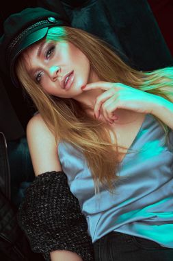 Uygun giyim, giyim mağazası, yeni bir trend giysi ayna yakınındaki şık giysiler içinde model. Renk arka plan, bir giyim mağazası için banner