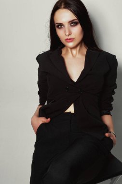 uzun siyah düz saçlı genç güzel esmer kız