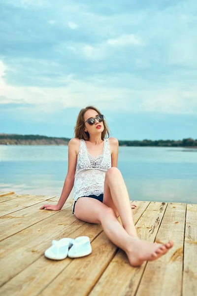 Chica en traje de baño descansando en la playa —  Fotos de Stock