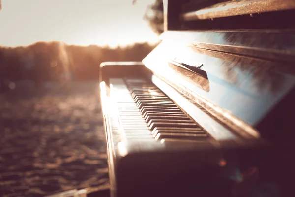 Piano Vintage Pie Playa Fondo Del Atardecer — Foto de Stock