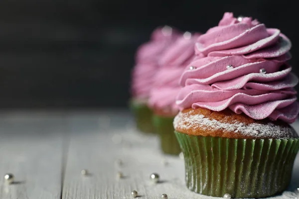 Cupcakes Pink Cream Green Paper Form Sprinkled Powdered Sugar Silver — Stock Photo, Image