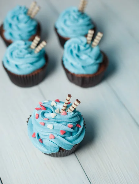 Cinco Capkakes Com Nata Azul Com Forma Corações Dois Túbulos — Fotografia de Stock