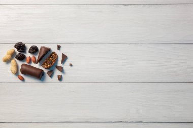 Fıstık ve kuru erik hafif ahşap zemin ile kırık tatlılar çikolata tatlılar