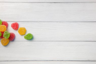 Marmelat yeşil, sarı ve kırmızı ışık ahşap arka plan üzerinde