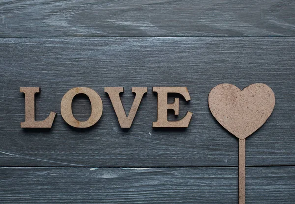 Yazıt Sevgi Kalp Ortaya Konulan Koyu Ahşap Arka Plan Üzerinde — Stok fotoğraf