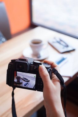 Coffee House bir fincan kahve not defteri ve kalem Tablo görünümü kamera el kaldırır