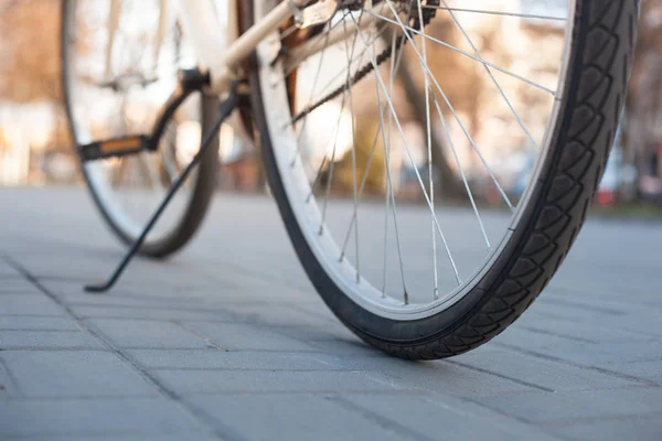 Бежевые Велосипедные Колеса Которые Стоят Тротуарной Плитке Переулке — стоковое фото