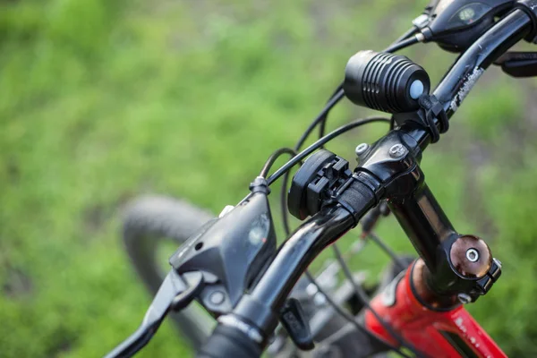 Mountainbike Roter Farbe Mit Schwarzem Ruder Auf Grünem Gras — Stockfoto