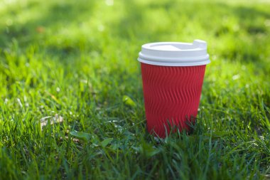 Kırmızı kağıt bardak yeşil çim çimen Tarih kahve için beyaz kapaklı