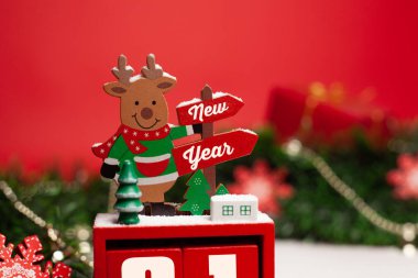 Dekoratif Noel geyiği, üzerinde 