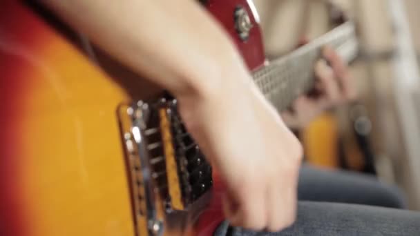 Homem Toca Uma Guitarra Elétrica Cujo Baralho Vermelho Amarelo — Vídeo de Stock