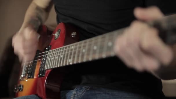 Homem Toca Uma Guitarra Elétrica Cujo Baralho Vermelho Amarelo — Vídeo de Stock