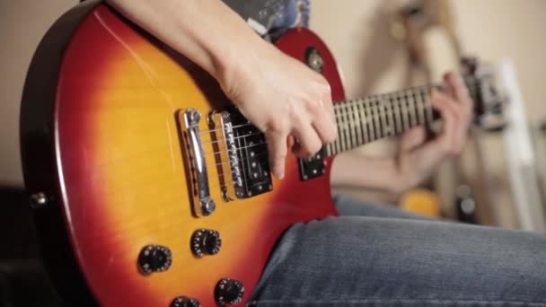 Homem Toca Uma Guitarra Elétrica Cujo Baralho Vermelho Amarelo — Vídeo de Stock