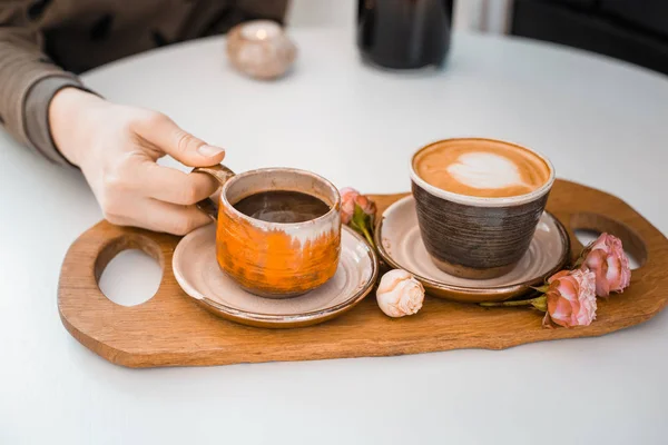 Mano Della Ragazza Prende Una Tazza Caffè Vassoio Legno Decorato — Foto Stock