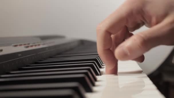 Mannelijke Handen Met Witte Mouwen Spelen Digitale Piano — Stockvideo