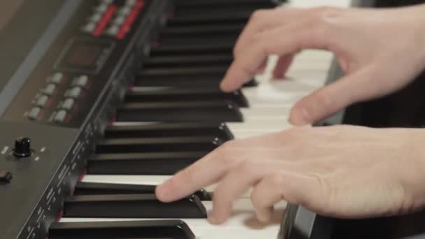 Mannelijke Handen Met Witte Mouwen Spelen Digitale Piano — Stockvideo
