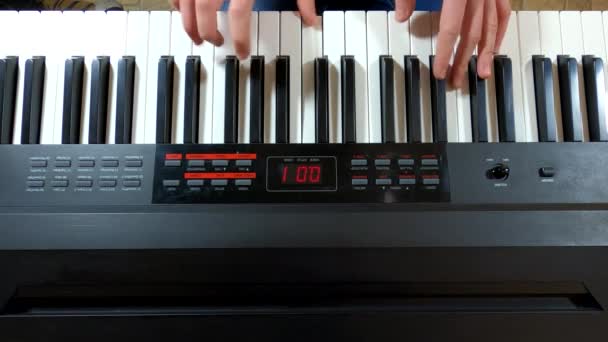 Чоловічі Руки Грають Цифровому Піаніно Вид Зверху — стокове відео