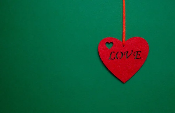 Dekoratif Kalp Yeşil Bir Arka Planda Yazılan Aşk — Stok fotoğraf
