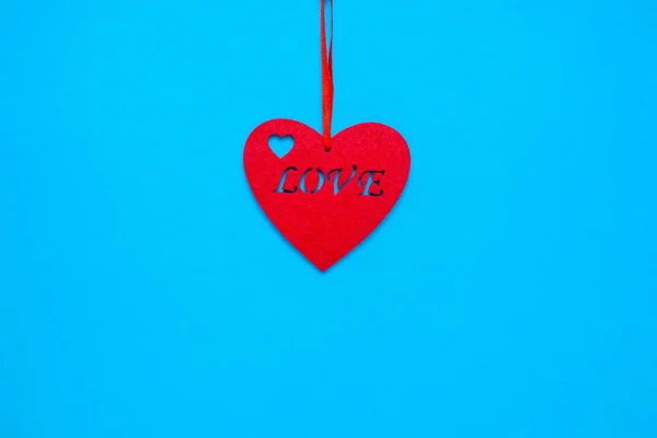 Dekoratif Kalp Mavi Arka Planda Yazılı Aşk — Stok fotoğraf