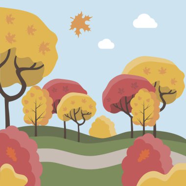 Sonbahar ve sık orman, gökyüzüne karşı yapraklar ve bulutlar..