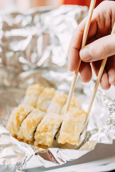 Japon yemek servisi plastik kutuda ve folyoda, sıcak ve fırında rulo, yemek teslimatı karantina evi fast food öğle yemeği suşisi