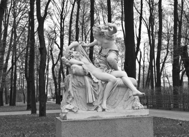 Aşk tanrısı ve ruh. Yaz bahçesinde heykel grubu. Aziz Petersburg. 17. yüzyılın sonlarındaki İtalyan mermer heykelinin kopyası. 