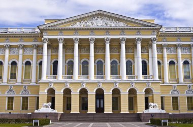St. Petersburg 'daki Rus Müzesi' nin binası. Rusya Federasyonu 'nun en büyük güzel sanatlar müzelerinden birinin ana girişi.
