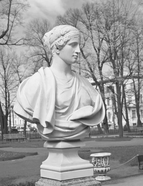 Escultura - Mujer romana en un turbante. Jardín de verano en San Petersburgo —  Fotos de Stock