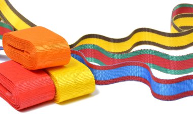 Beyaz arka plan üzerinde sallayarak çok renkli üst kordon şeritleri