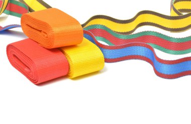 Beyaz arka plan üzerinde sallayarak çok renkli üst kordon şeritleri