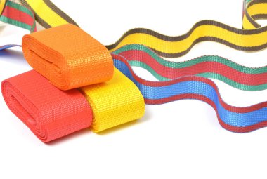 Beyaz arka plan üzerinde sallayarak çok renkli üst kordon şeritleri