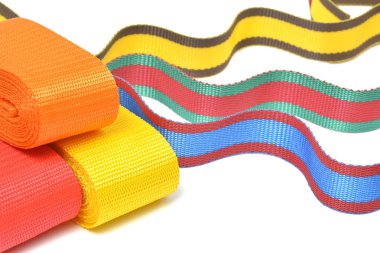 Beyaz arka plan üzerinde sallayarak çok renkli üst kordon şeritleri