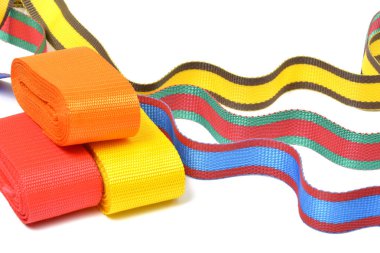 Beyaz arka plan üzerinde sallayarak çok renkli üst kordon şeritleri