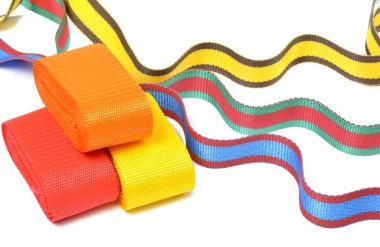 Beyaz arka plan üzerinde sallayarak çok renkli üst kordon şeritleri