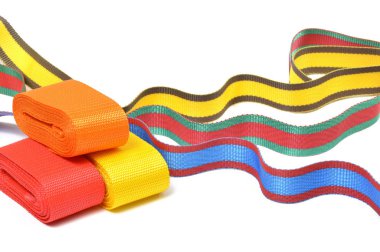 Beyaz arka plan üzerinde sallayarak çok renkli üst kordon şeritleri