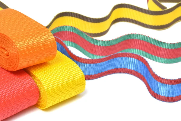 Beyaz arka plan üzerinde sallayarak çok renkli üst kordon şeritleri