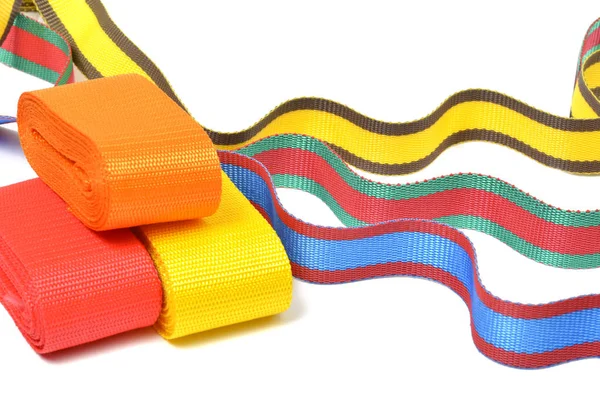 Beyaz arka plan üzerinde sallayarak çok renkli üst kordon şeritleri