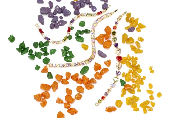 Pulseras con diamantes de imitación multicolor y guijarros sobre fondo blanco —  Fotos de Stock