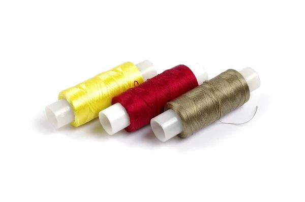 Carretéis de fios de seda multicoloridos sobre fundo branco — Fotografia de Stock