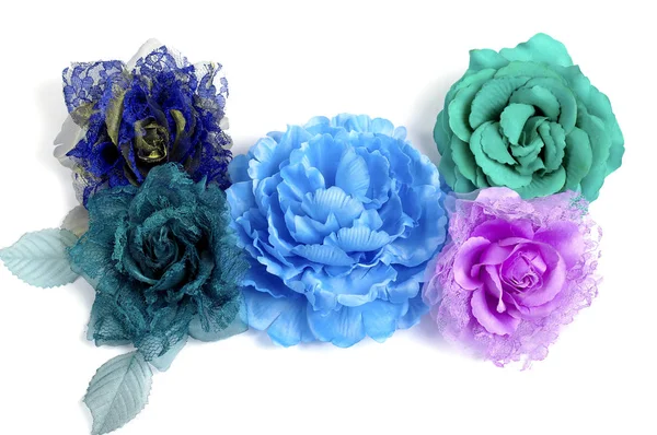 Floristics - mavi beyaz arka plan üzerinde yapay çiçekler