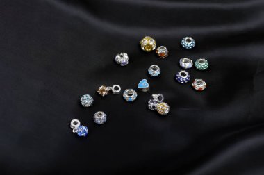 Boncuk, takılar ve üzerinde siyah saten dağınık Kolyeler