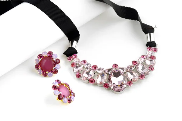 Pembe cam kolye ve küpe beyaz arka plan üzerinde