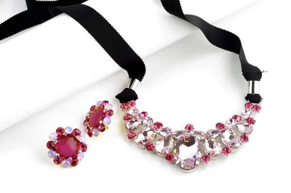 ピンクのガラスのネックレス、白い背景の上のイヤリング — ストック写真