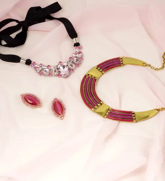 Anuncio de joyería de moda - bijouterie en pañuelo rosa — Foto de Stock