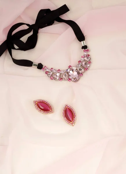 Publicité bijoux mode - bijouterie sur mouchoir rose — Photo